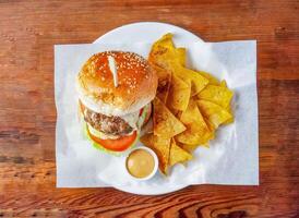 sakura Maiale hamburger con cetriolo, pomodoro e cavolo, Maionese tuffo e cracker servito nel piatto isolato su di legno tavolo superiore Visualizza di hong kong cibo foto