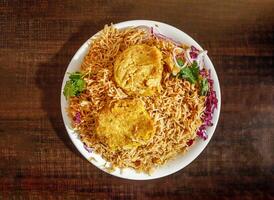 speziato pianura pulao con shami kabab cipolla e cavolo servito nel piatto isolato di legno sfondo superiore Visualizza indiano spezie e pakistano cibo foto