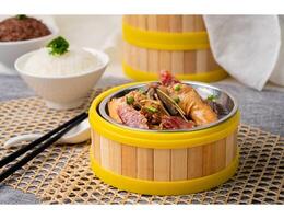 vapore pollo con Cinese salsiccia con bastoncini servito nel piatto isolato su tavolo superiore Visualizza di Singapore cibo foto