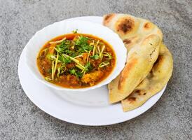 pollo karahi korma masala con naan, roti servito nel piatto isolato su sfondo superiore Visualizza di indiano spezie e pakistano cibo foto