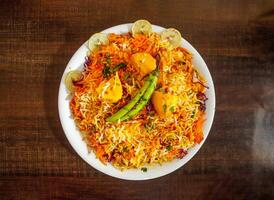 aloo biryani riso con Patata e Limone fetta servito nel piatto isolato di legno sfondo superiore Visualizza indiano spezie e pakistano cibo foto