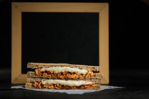 pollo tikka menta grigliato Sandwich isolato su di legno tavola lato Visualizza di veloce cibo su buio sfondo foto