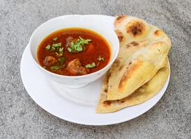 shahi pollo Korma, qorma karahi masala con naan, roti servito nel piatto isolato su sfondo superiore Visualizza di indiano spezie e pakistano cibo foto