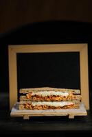 pollo tikka menta grigliato Sandwich isolato su di legno tavola lato Visualizza di veloce cibo su buio sfondo foto