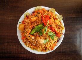 speziato pollo biryani con Patata e Limone fetta servito nel piatto isolato di legno sfondo superiore Visualizza indiano spezie e pakistano cibo foto