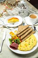 ripieno frittata con Bown pane, carne, verdura insalata includere pomodoro, Patata, lattuga foglia e carota con Tè, caffè, e dolce melone servito su cibo tavolo superiore Visualizza salutare prima colazione foto