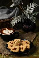 croccante biscotti biscotti servito nel piatto con caffè latte macchiato arte isolato su tavolo lato Visualizza di americano bar al forno cibo foto