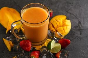 fresco Mango succo con fragola e Limone servito nel monouso bicchiere isolato su tavolo lato Visualizza di salutare mattina succo bevanda foto