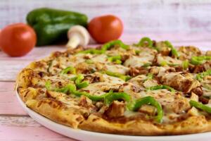 pollo tandoori Pizza guarnizione con capsico, fungo, pomodoro e olive servito nel piatto isolato su tavolo lato Visualizza di Arabo Fast food foto