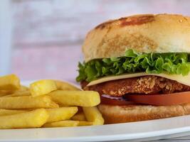 pollo filetto Sandwich servito nel piatto isolato su tavolo avvicinamento lato Visualizza di Fast food foto