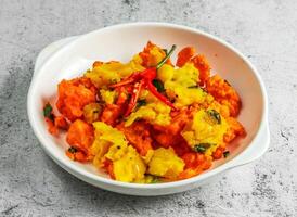 aloo gobi o Patata cavolfiore servito nel piatto isolato su sfondo superiore Visualizza di desi indiano cibo foto