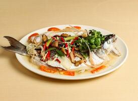 al vapore nero muggine pesce servito nel piatto isolato su sfondo superiore Visualizza Singapore cibo foto
