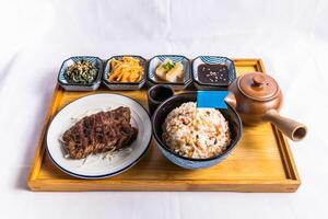 fritte gamberetto la minestra sottaceto riso piatti isolato su di legno tavola lato Visualizza giapponese cibo piatto foto