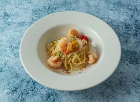 gamberetto aglio olio servito nel piatto isolato su sfondo superiore Visualizza di italiano cibo foto