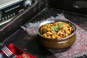 pollo Margouga, carne ragù, marquqah lahm, servito nel piatto isolato su rosso stuoia superiore Visualizza su tavolo Arabo cibo foto