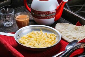 uovo con formaggio frittata con caffè, teiera servito nel piatto isolato su rosso stuoia superiore Visualizza su tavolo Arabo cibo foto