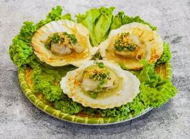 grigliato scaloppine con verde cipolla o così Diep nong mo ah, xao fomai servito nel piatto isolato su grigio sfondo superiore Visualizza di Singapore frutti di mare foto