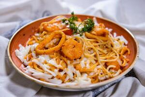 spaghetti marinara con tagliatelle, frutti di mare, calamaro, e pesce palla servito nel piatto isolato su cibo tavolo superiore Visualizza di mezzo est spezie foto