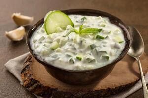 cetriolo raita Yogurt servito nel piatto isolato su cibo tavolo superiore Visualizza di mezzo est spezie foto