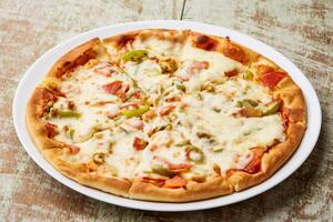 verdura Pizza includere campana Pepe, fungo, pomodoro e cipolla servito nel piatto isolato su tavolo superiore Visualizza di Arabo cibo foto