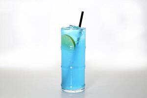 blu hawaiano cocktail bevanda servito nel bicchiere con cannuccia isolato su grigio sfondo lato Visualizza di salutare mattina Arabo bevanda foto