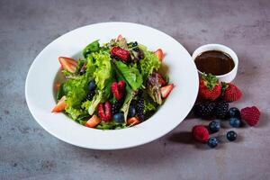 misto frutti di bosco insalata con lampone, fragola, mirtillo e gelso servito nel piatto isolato su grigio sfondo superiore Visualizza di bahrain cibo foto