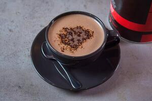 caldo cioccolato servendo nel caffè tazza con cucchiaio e fagioli lato Visualizza su grigio sfondo foto