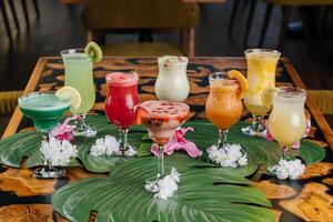 assortito frutta succo di mela, fragola, anguria, passione frutta, Mango, arancia servito nel bicchiere isolato su tavolo lato Visualizza di salutare mattina Arabo bevanda foto