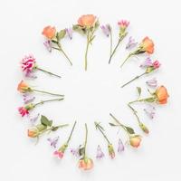 cornice rotonda da un tavolo di fiori diversi