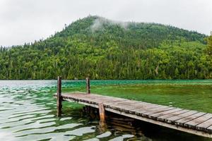 lungo molo e splendida vista sul lago foto