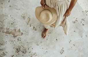 donna nel bianca vestito e cannuccia cappello foto