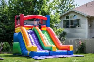 colorato rimbalzo diapositiva per bambini divertimento nel Giardino dietro la casa foto