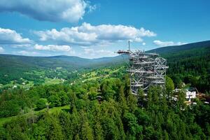 cielo camminare osservazione Torre nel montagne. turista attrazione nel Polonia foto