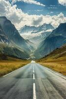 viaggio in direzione montagna picchi lungo un vuoto strada foto