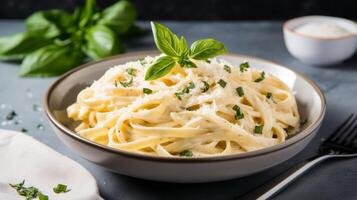 ai generato un' ciotola di cremoso pasta con grattugiato parmigiano formaggio e fresco basilico. generativo ai foto