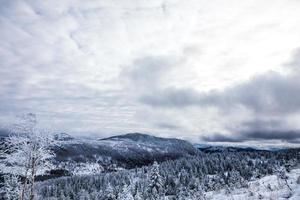 paesaggio invernale dalla cima della montagna in canada, quebec foto