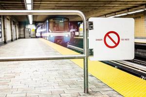 treno della metropolitana in movimento e sfocatura di movimento con segnale di interdizione di sicurezza. foto