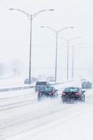 bufera di neve sulla strada foto