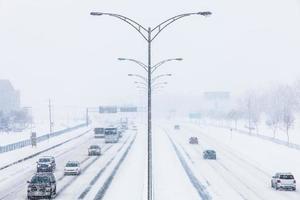 foto simmetrica dell'autostrada durante una tempesta di neve
