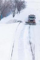 spazzaneve che rimuove la neve dall'autostrada durante una tempesta di neve