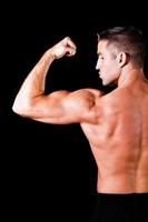 bicipiti del bodybuilder muscolare foto