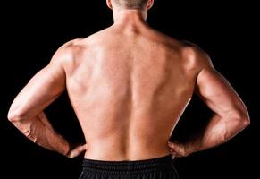 schiena di un uomo muscoloso