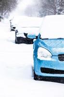 auto parcheggiate in una giornata invernale di tempesta di neve
