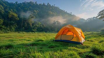 ai generato tenda campeggio nel campo con montagna Visualizza foto