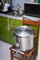 raffreddare un mosto di birra fatto in casa usando l'acqua del rubinetto e un refrigeratore