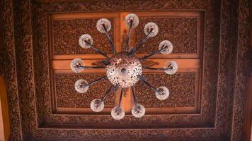 bellissimo retrò lampadario su legna intaglio soffitto nel tradizionale giavanese Casa interno. foto