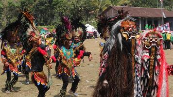 reog tradizionale danza a partire dal Indonesia a il indonesiano indipendenza giorno carnevale evento. foto