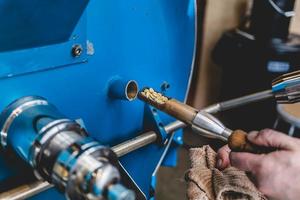 lavoratore del raccolto che controlla i chicchi nella torrefazione del caffè foto