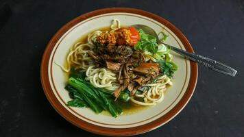 mie ayam. tagliatelle con pollo fette e verdure. Perfetto per ricetta Catalogare cucinando Contenuti. foto