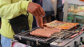 delizioso sosis Bakar barbecue salsiccia nel indonesiano strada mercato. foto